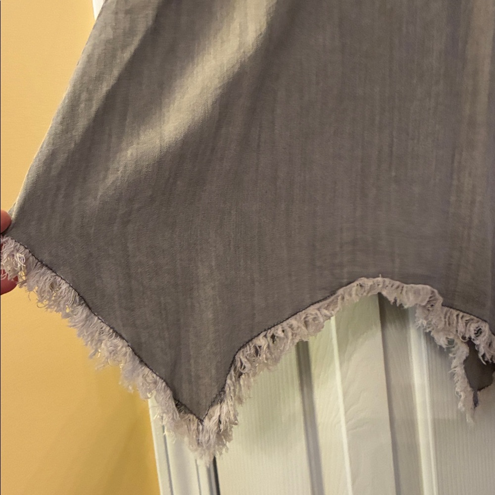 Casual Gray Button-Down Shirt with Frayed Hem, Breathable, Soft Fabric. Size XL - Picture 6 of 9